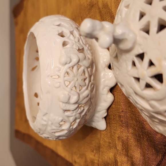 Reticulated potpourri china jar - Picture 2 of 3